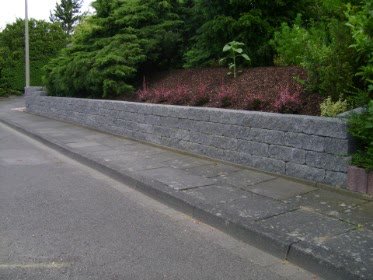 Betonsteinmauer entlang eines Hangs
