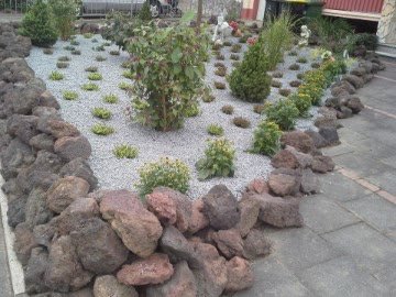 Heidegarten mit Lavasteineinfassung