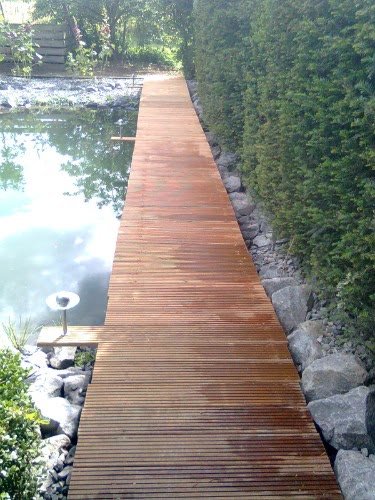 Zehn Meter langer Holzsteg über einen Teich