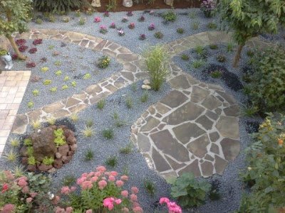 Natursteinplattenweg mit Sitzecke und Brunnen