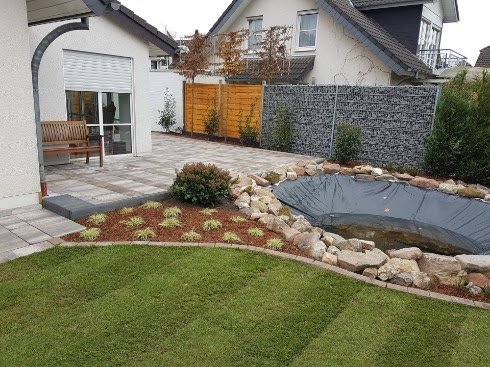 Neu angelegter Garten mit Gabionen, Terrasse und Teich